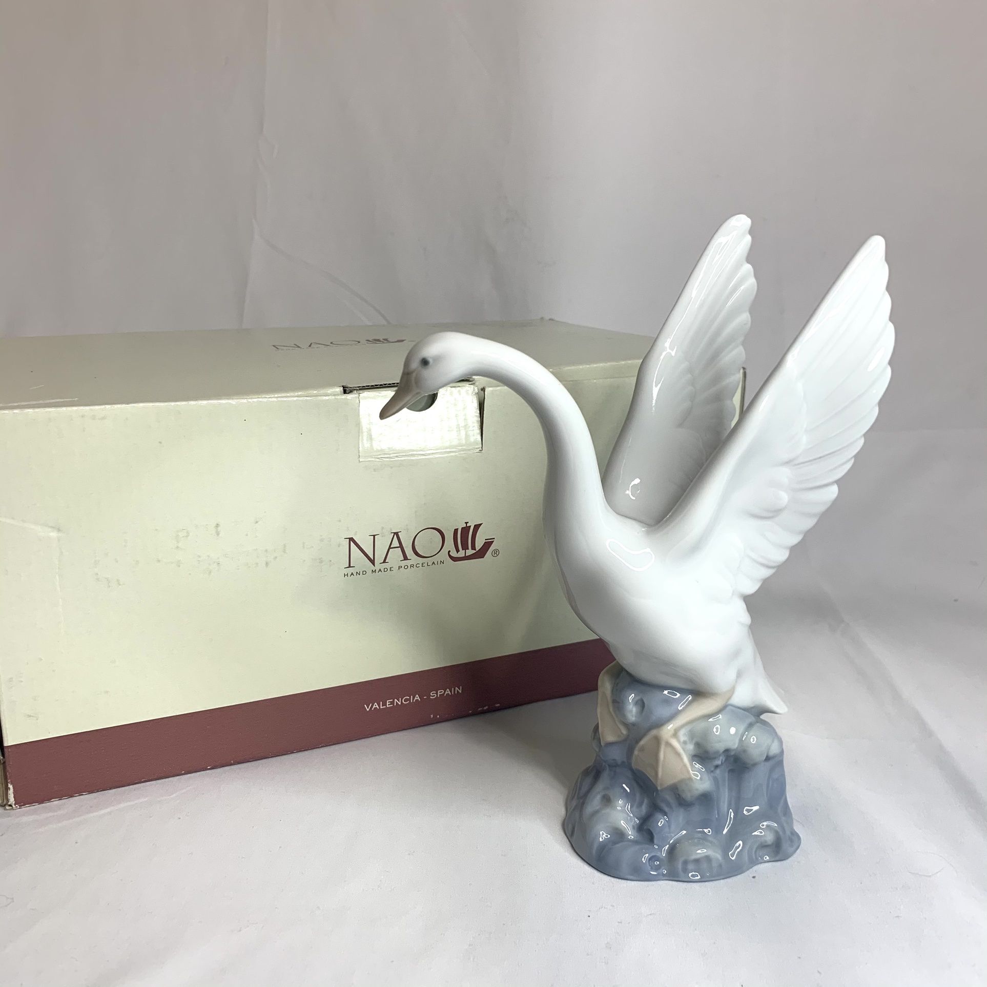Nao by Lladro Figurine # 02000107 Swan retired