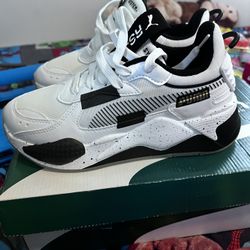 Boys Pumas Size 4.5 Youth 