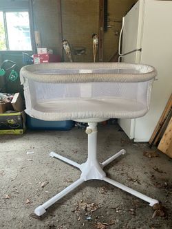 Bassinet - Swivels and Breaks Down
