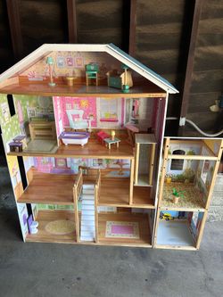 Large Doll house / Elevator inside / Good Condition / Kids Kraft