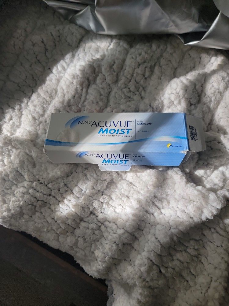 90 Count 1 Day Acuvue Moist Contacts -3.00