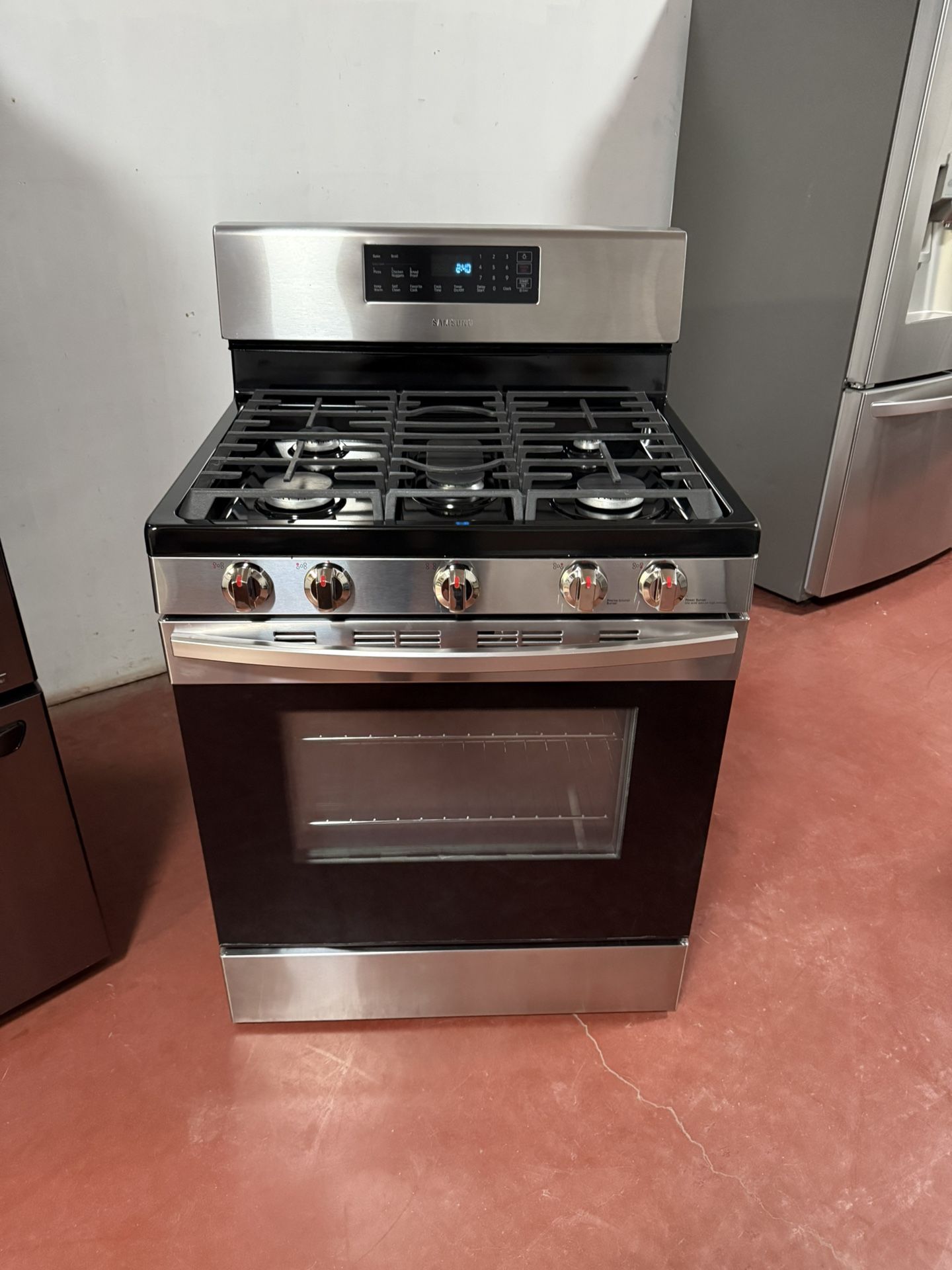 Samsung 5-burner gas stove in very good condition, working perfectly, delivered to your home and installed with a 3-month warranty.