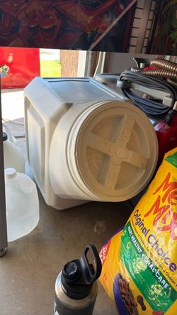 Pet food storage container