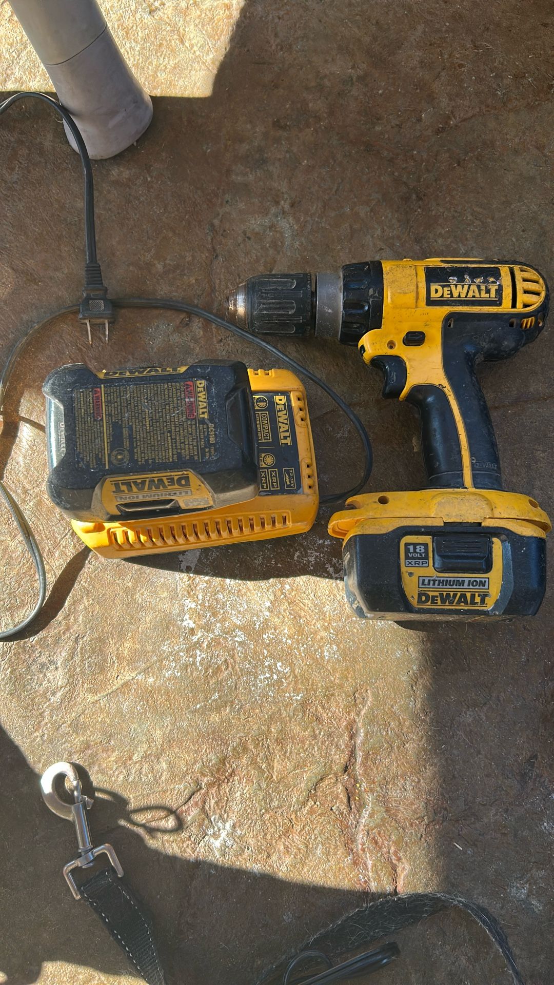 Dewalt Drill 2 Baterries and Charger