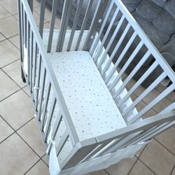 Foldable Baby Crib (Delta Children)