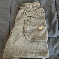 Grey Nike Sportswear Club Fleece Cargo Shorts ( Youth Medium )
