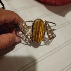 Brasalete de plata con ojo de tigre