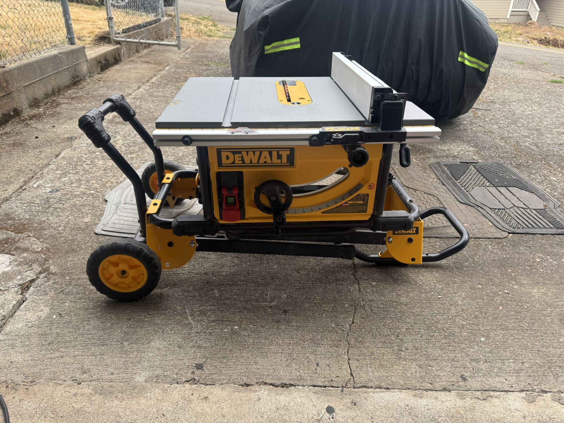 DEWALT 10” Job Site Table Saw + Rolling Stand Home & Garden