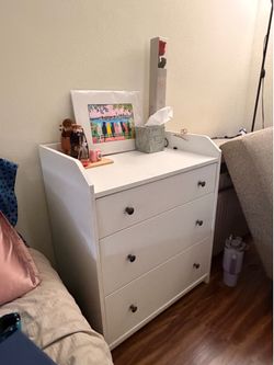 White chest of drawers