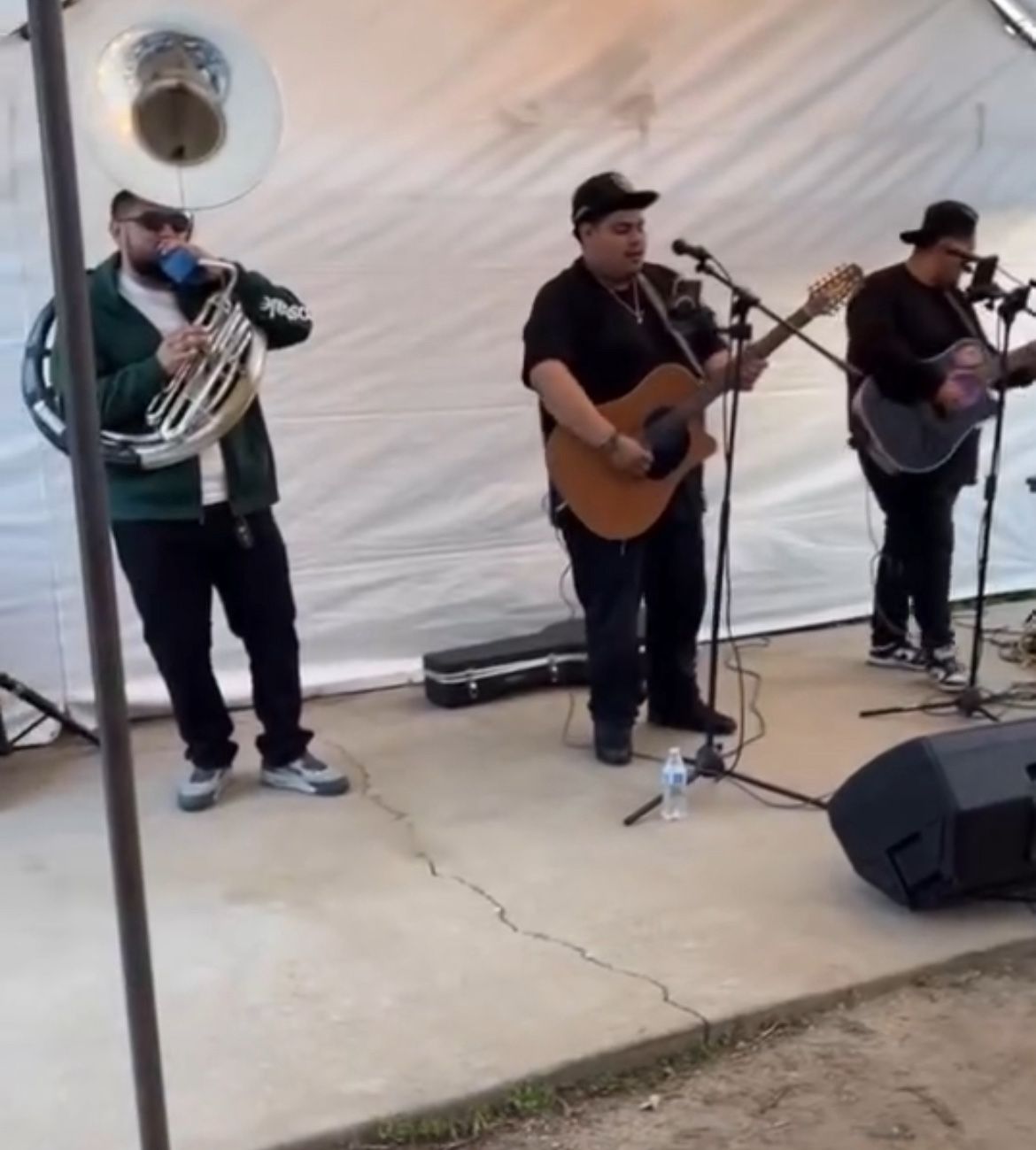 Grupo Con Tuba Y Guitarras