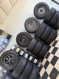 Vendo set de rines nuevos 17x9 de ancho de 6-139.7 lugs o 6-135 lugs llantas 35/12.50/R17 o 315/70/R17 285/70/R17 Bfgoodrich o Goodyear