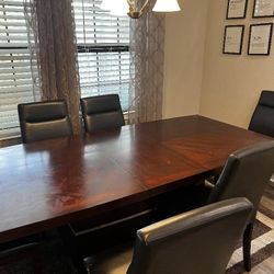 Expandable Dining Table With 6 Chairs 800$ OBO