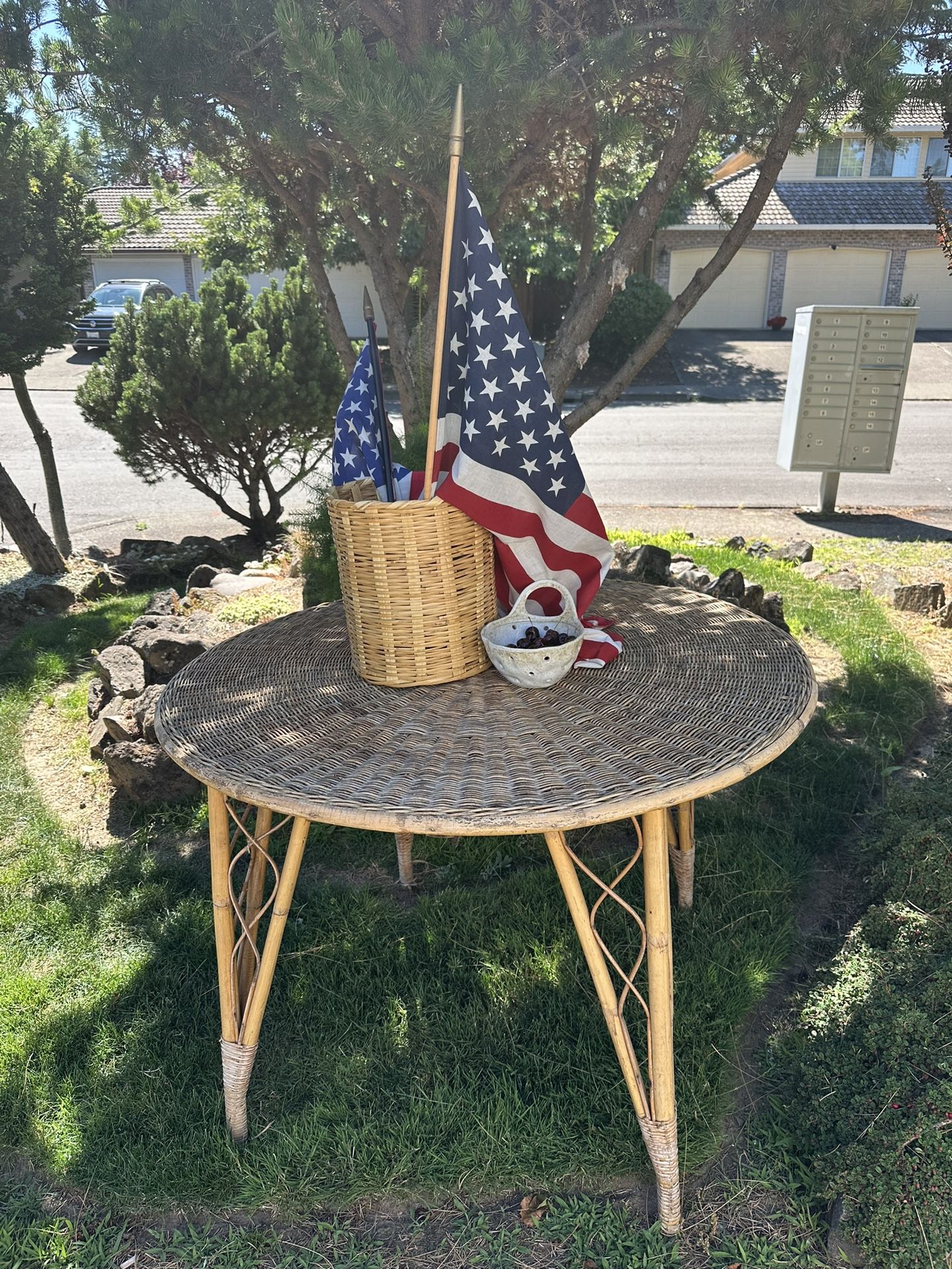 Round rattan Table