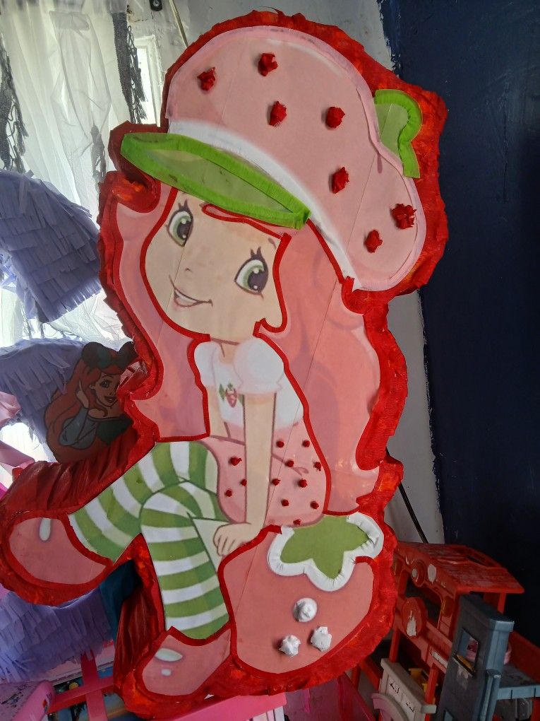 Strawberry Shortcake Piñata Grande