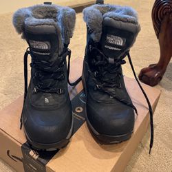 Women’s North face Snow Boot - Perfect For Snowshoeing