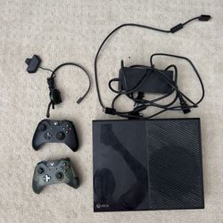 Xbox One Console And Controllers