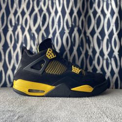 ⭐️2023 Jordan 4 ‘Thunder’ (men size: 9.5)⭐️
