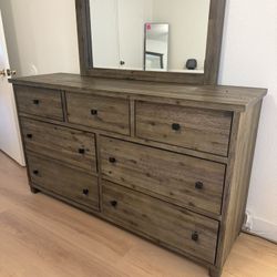 Solid Wood Dresser with Mirror – Like New – Rustic / Farmhouse Style