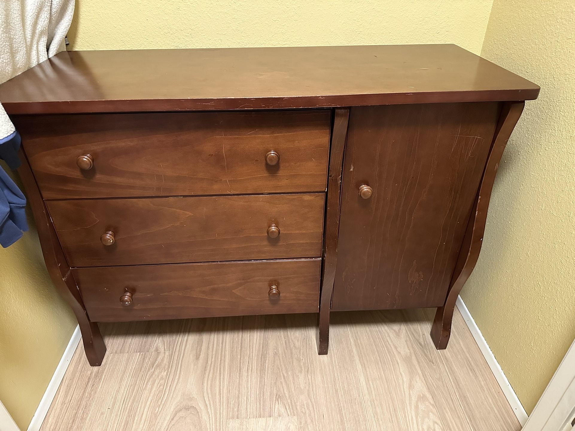 Fabulous 3 Drawer Dresser ! 