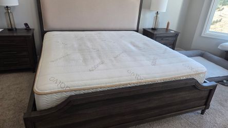 Luxury Saatva Hybrid Mattress - King - Excellent Condition