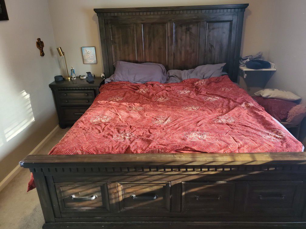 King Bedroom Set - Night Stand - Chest - Dresser/vanity