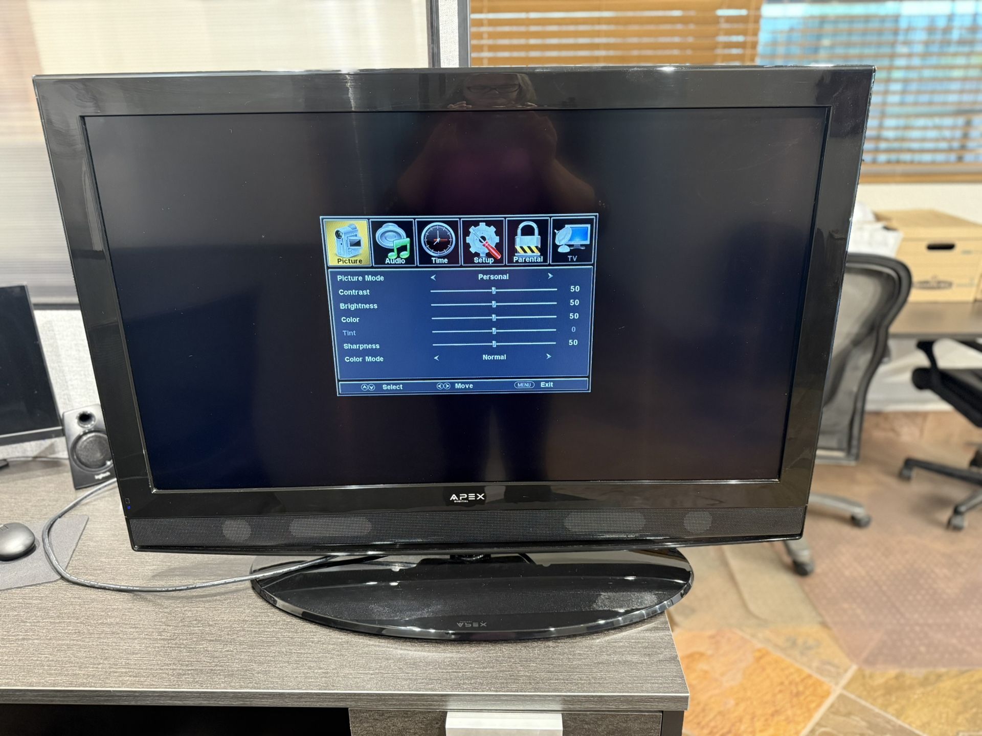 40” Apex LCD TV – Works Great – HDMI – Perfect for Bedroom / Garage