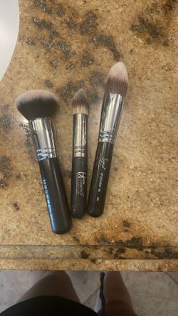 3 Makeup Brushes