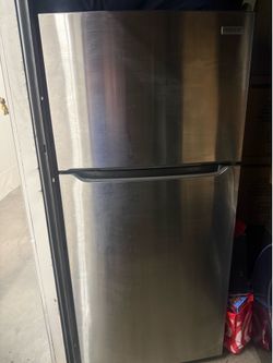 Black stainless steel refrigerator