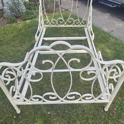 Pottery Barn Rid Iron Girls Twin Bed