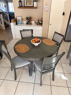 DELIVERY AVAILABLE 🚛! Beautiful Grey Dining Table this 4 chairs LIKE NEW