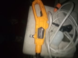 Pressure Washer 900 PSI Uses Dewalt 20 Volt Batteries Battery Not Included