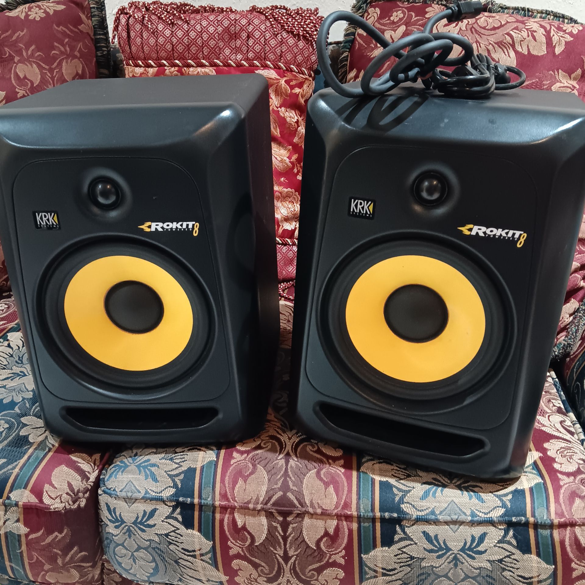 KRK STUDIO MONITORS ROKIT 8...PAIR IN PERFECT CONDITION ACTIVE MONITORS WITH CABLES. VERY GOOD FOR STUDIO