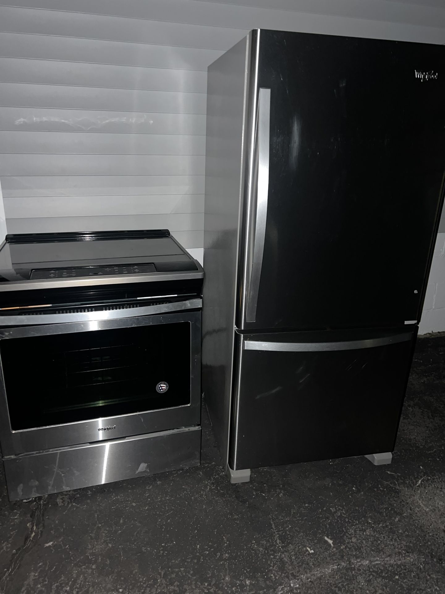 Good Conditions Refrigerator/ Electric Stove/ Dishwasher/vent