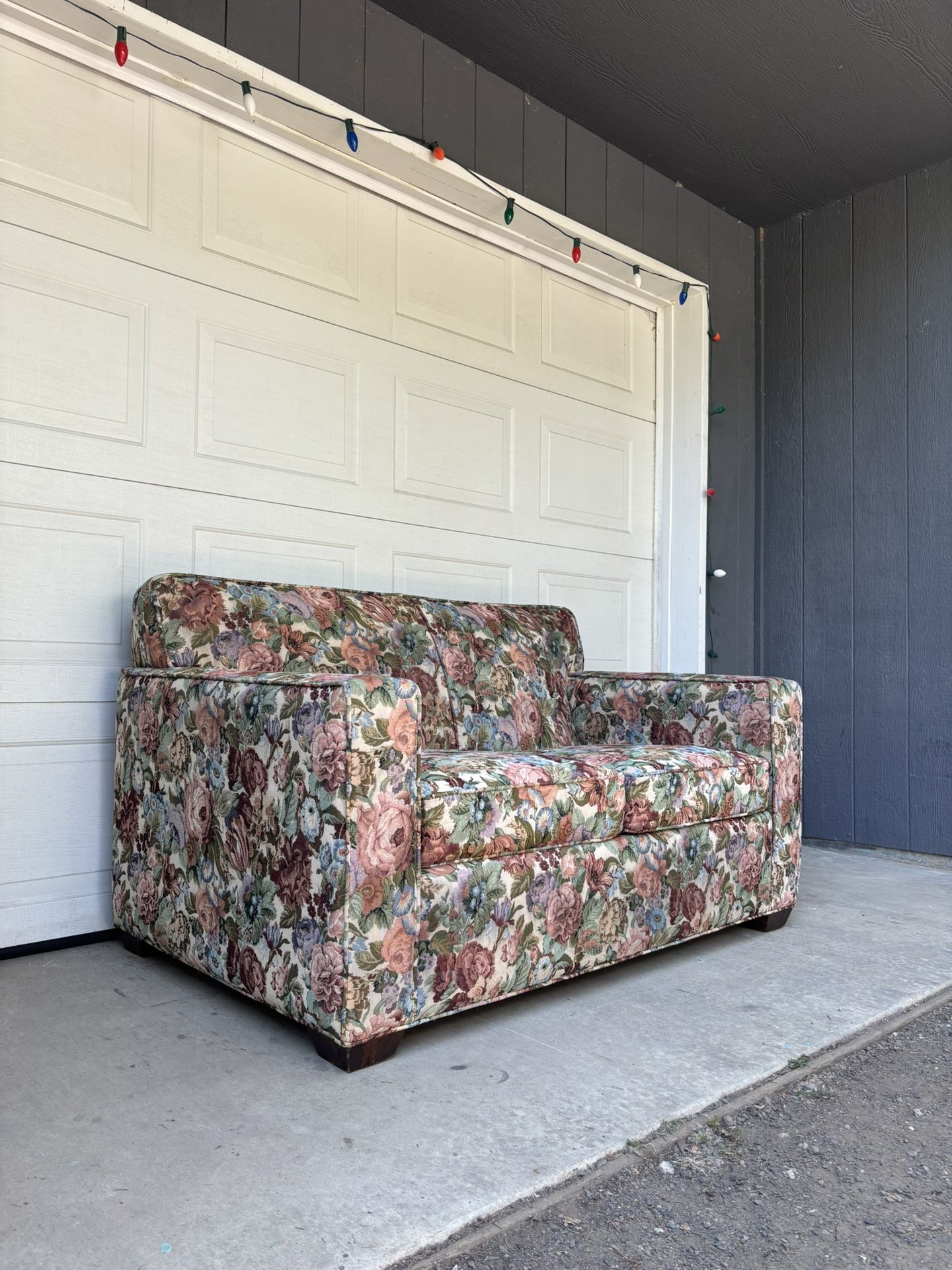 Vintage Cottage Core Floral Print Loveseat •FREE DELIVERY•