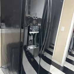 26 cu. ft. Mega Capacity 2-Door Refrigerator with Two Types of Ice 