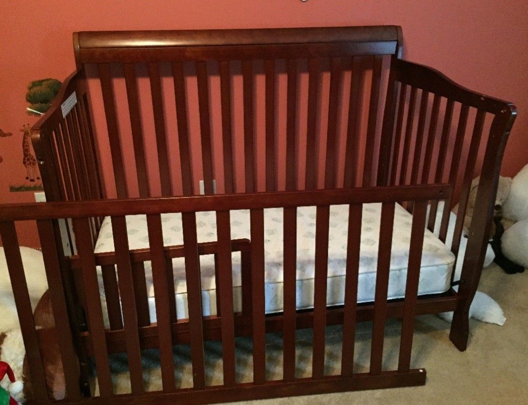 DELTA children Crib / Toddler Bed With Mattress
