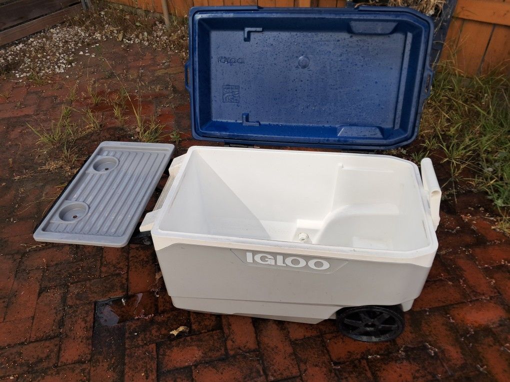 Igloo 90qt Cooler With Wheels And Tray