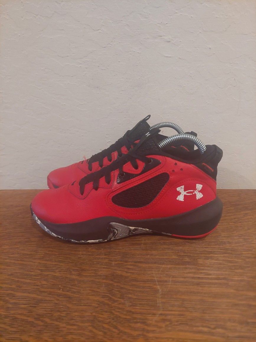 Under Armour Lockdown 6 Athletic Basketball Shoes 
Boy's Size 5Y
