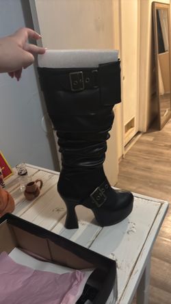 Brand new women’s boots/heel