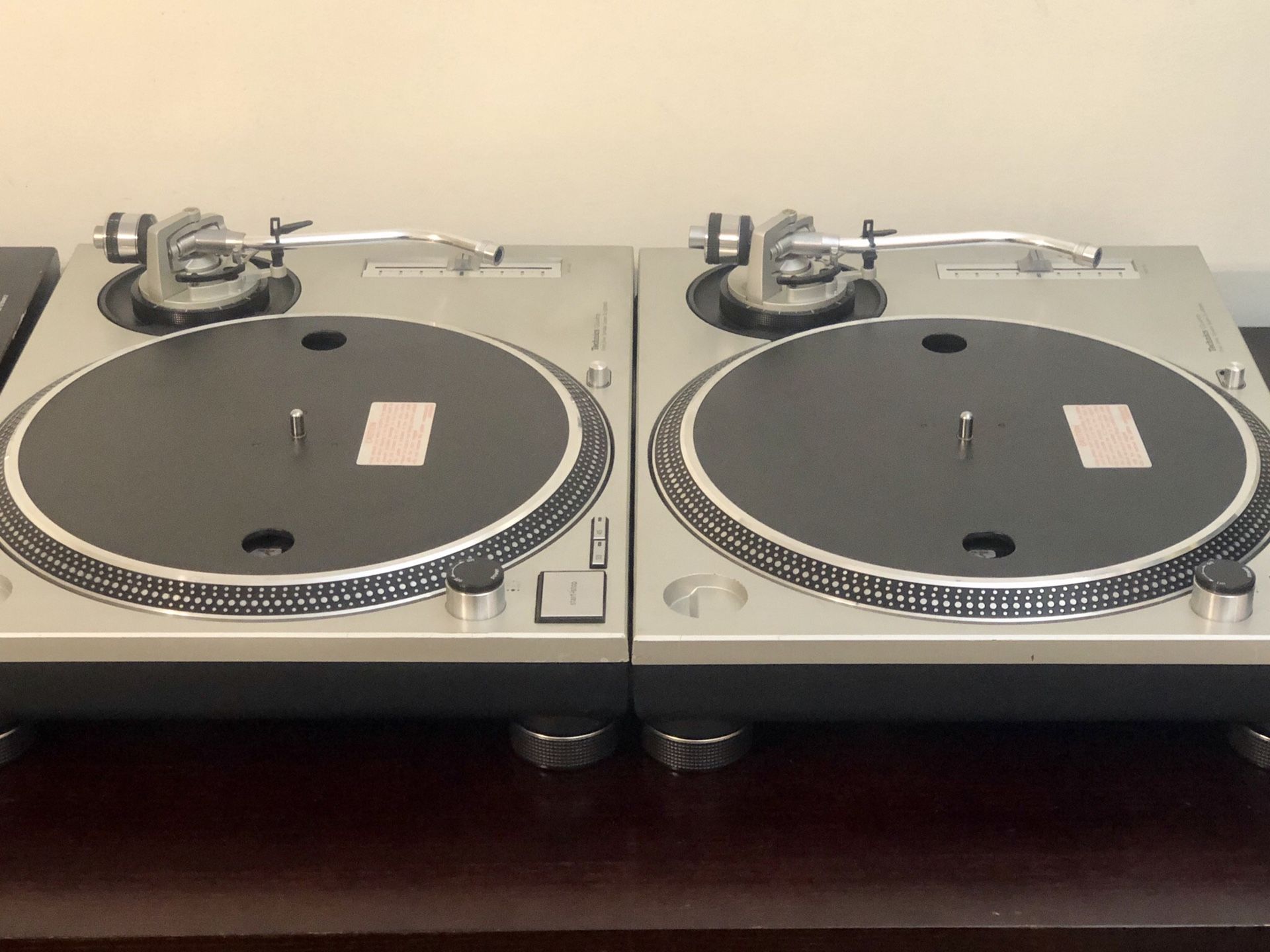 TECHNICS SL-1200 MK2 DJ Turntables - Silver // Technics 1200 1210