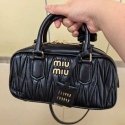 Metal Lettering Logo Solid Zipper Closure Soft Nappa Leather Shoulder Crossbody Handbag Regular Women's Black