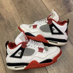 Jordan 4 Fire Red - Size 9