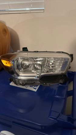 2019 Toyota Tacoma headlight (left)