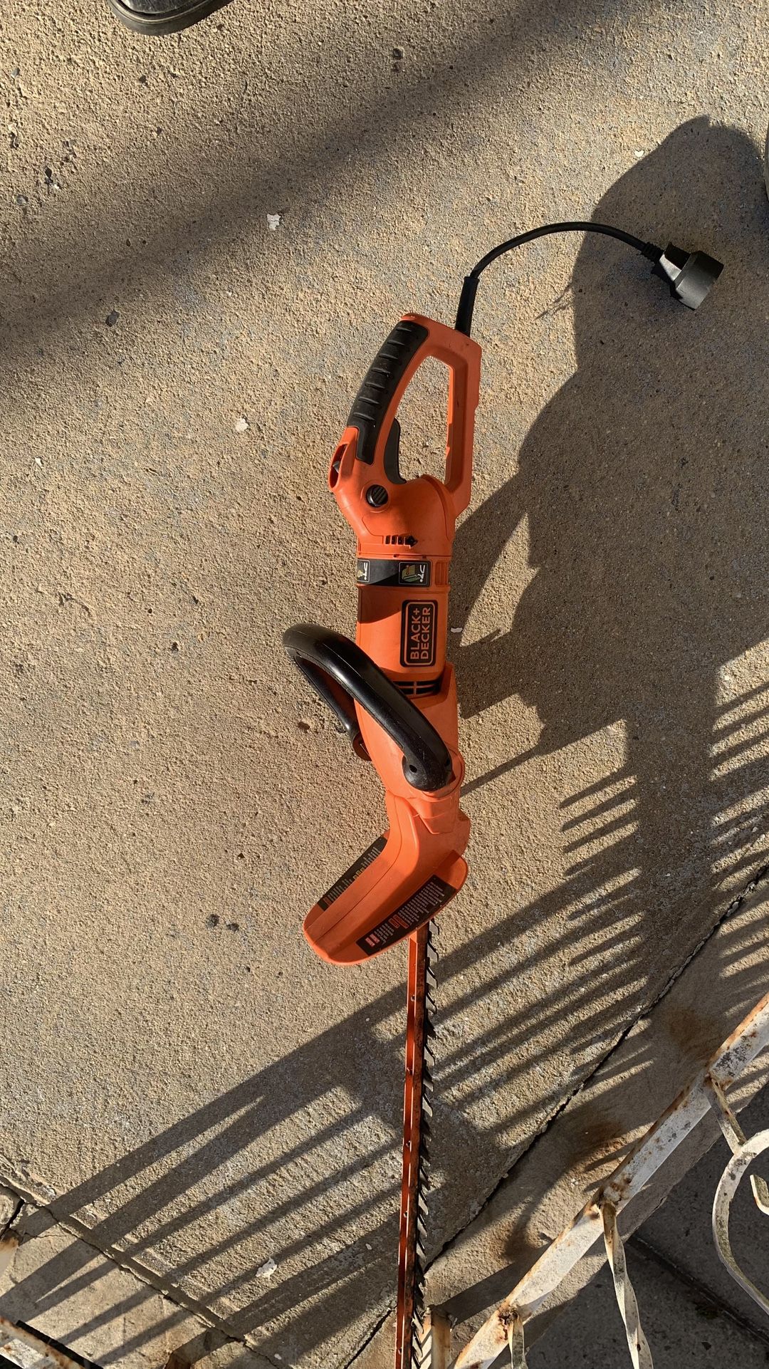 Black & Decker 24 in. 3.3 Amp Corded Dual Action Electric Hedge Hog Trimmer with