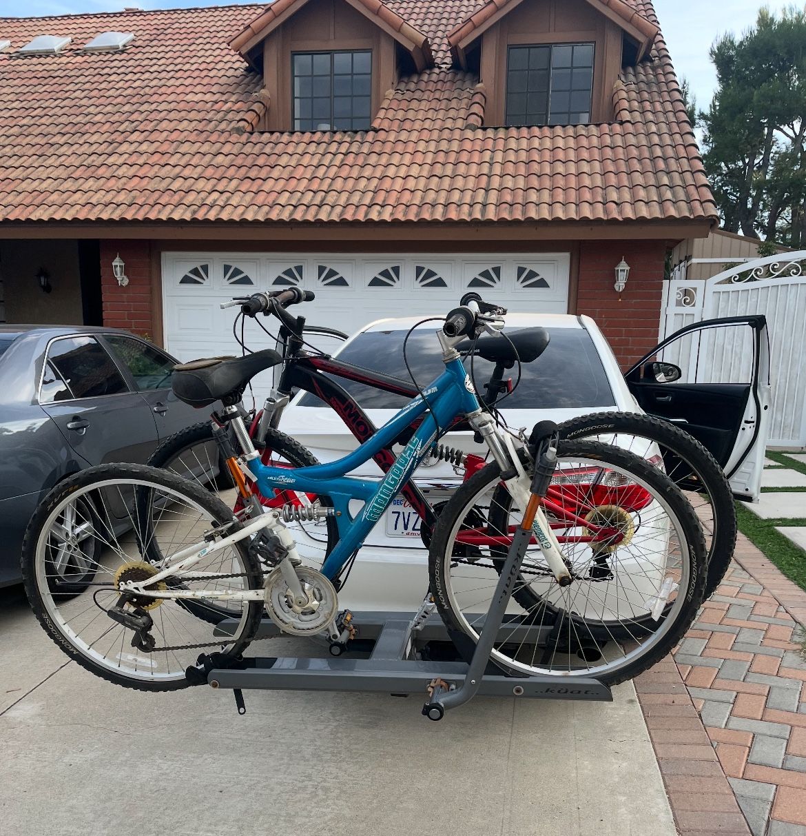 PENDING ♥️Kuat bicycle rack 1.5 to 2 inches hitch adaptor.( bikes are Not For Sale )