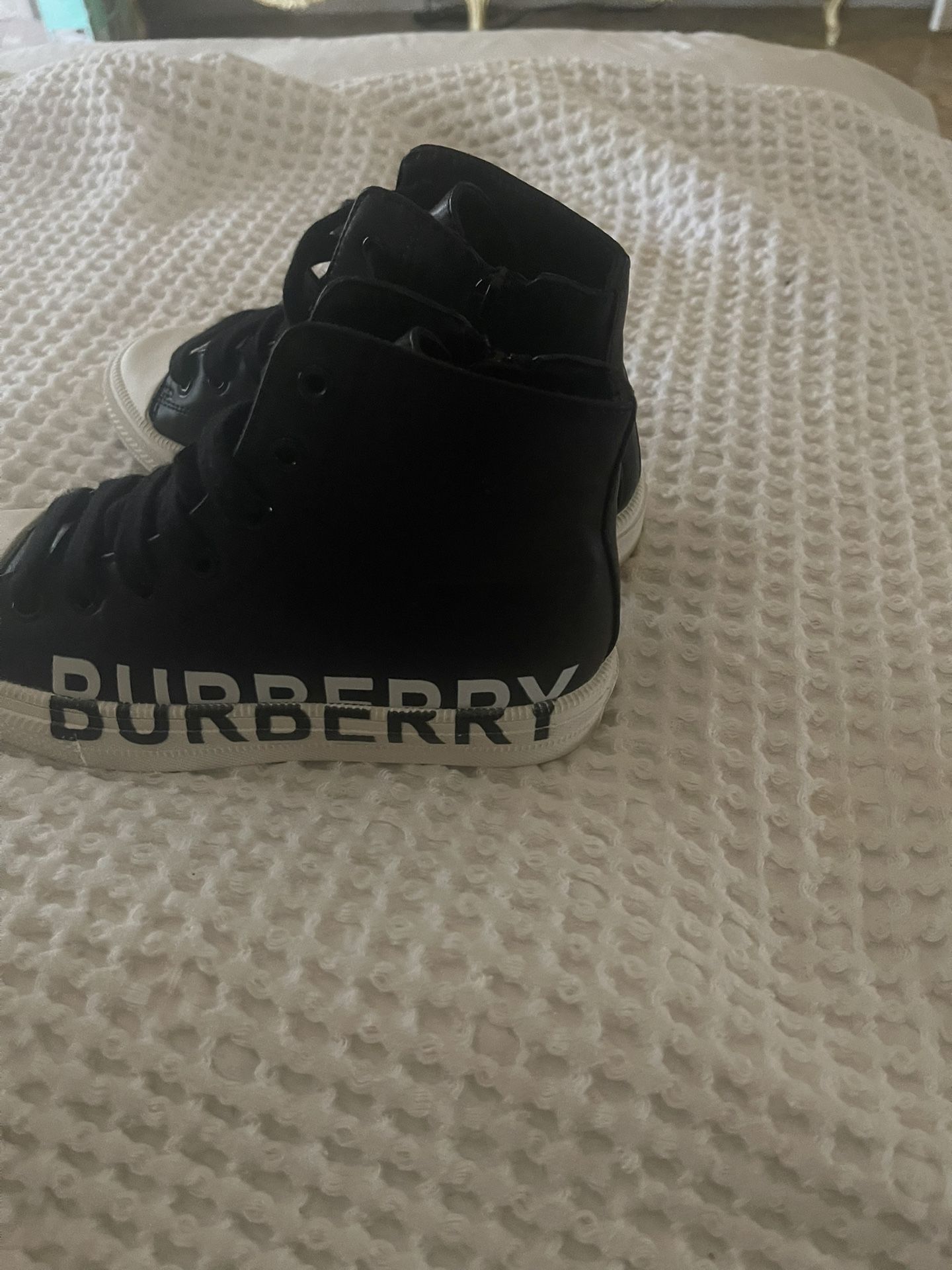 Burberry Unisex Larkhall Logo High Top Sneakers
