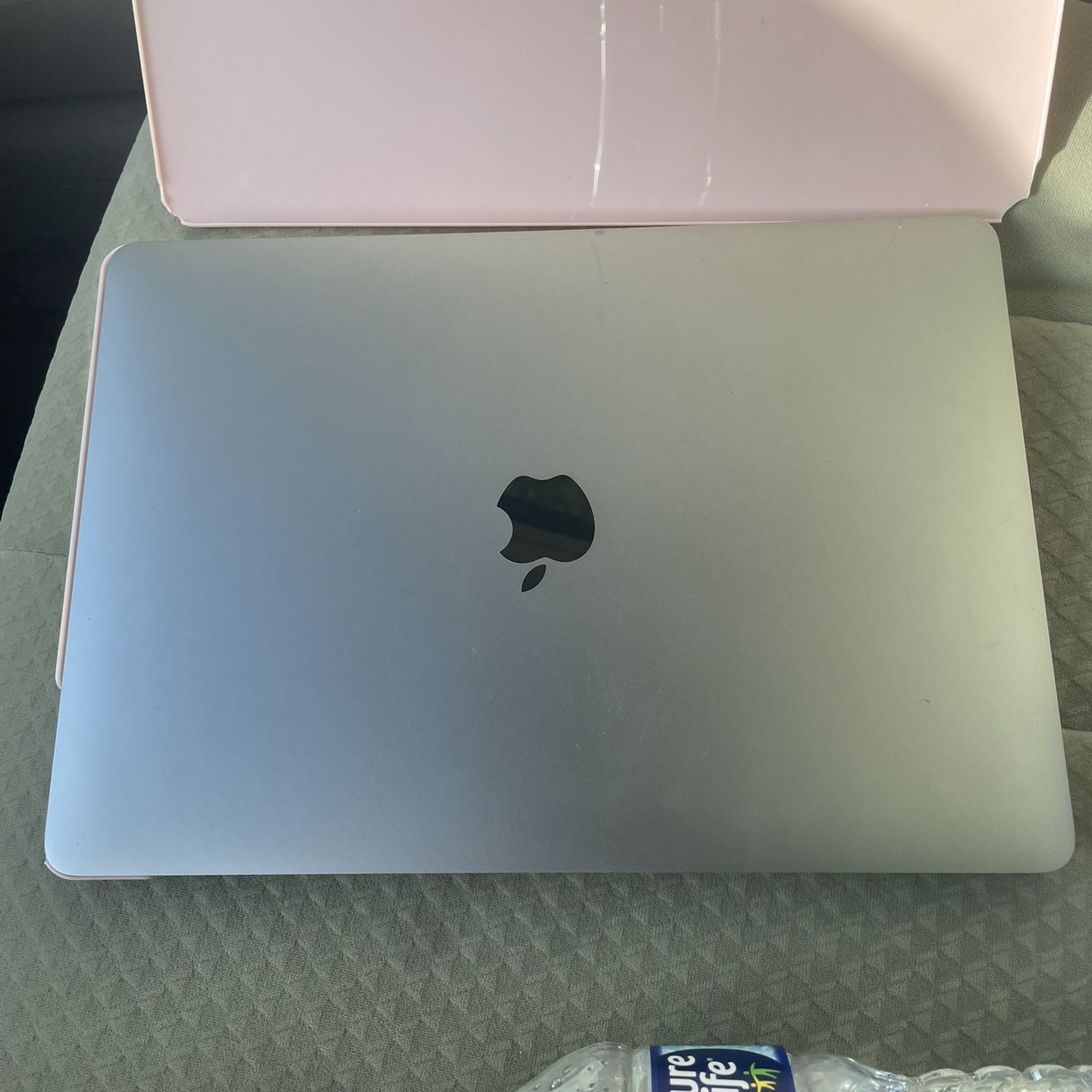 College Kids MacBook 2020 Rarely Used  (Cash Only)