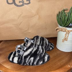 Toddler Size 10 UGG SLIDES 🥰