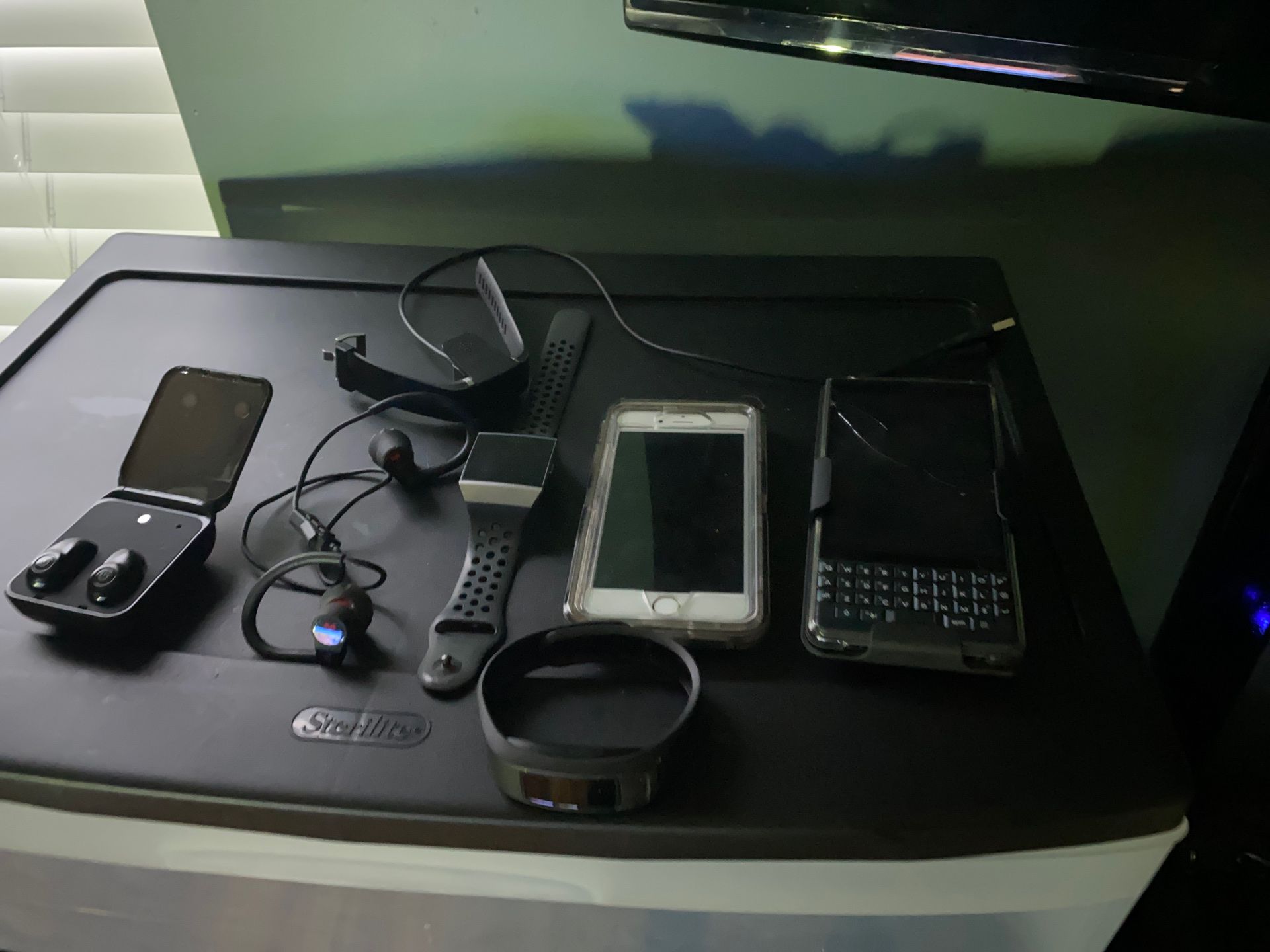 Fitbit Ionic, IPhone s, Vivo fit, Blackberry , Earnuds , Under Armor wireless headphones 125 or best offer