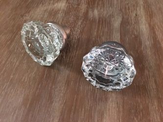 2 vintage door knobs